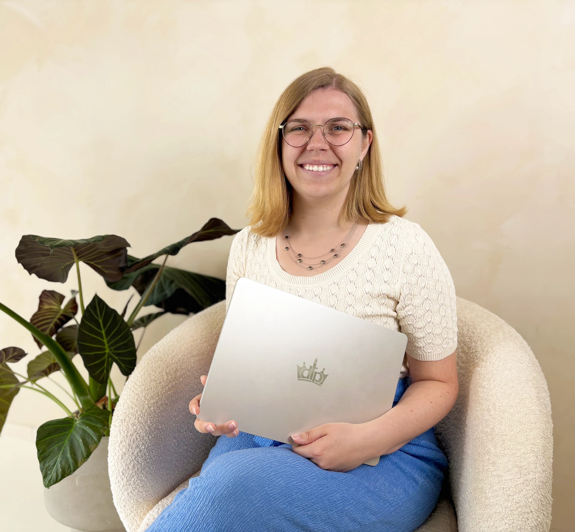 Freelance DTP'er Romy van DTP Koningin met laptop
